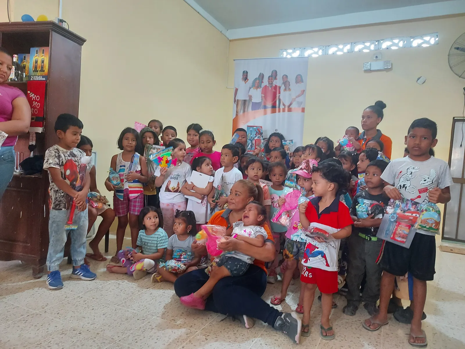 Niños y niñas reunidos con los regalos del agasajo navideño