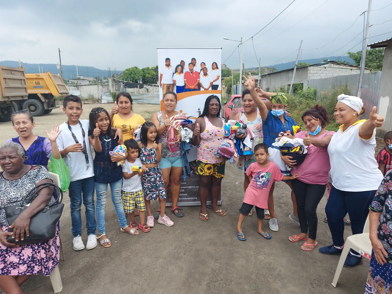 Familias y niños de la Cooperativa San Francisco celebran con las donaciones recibidas