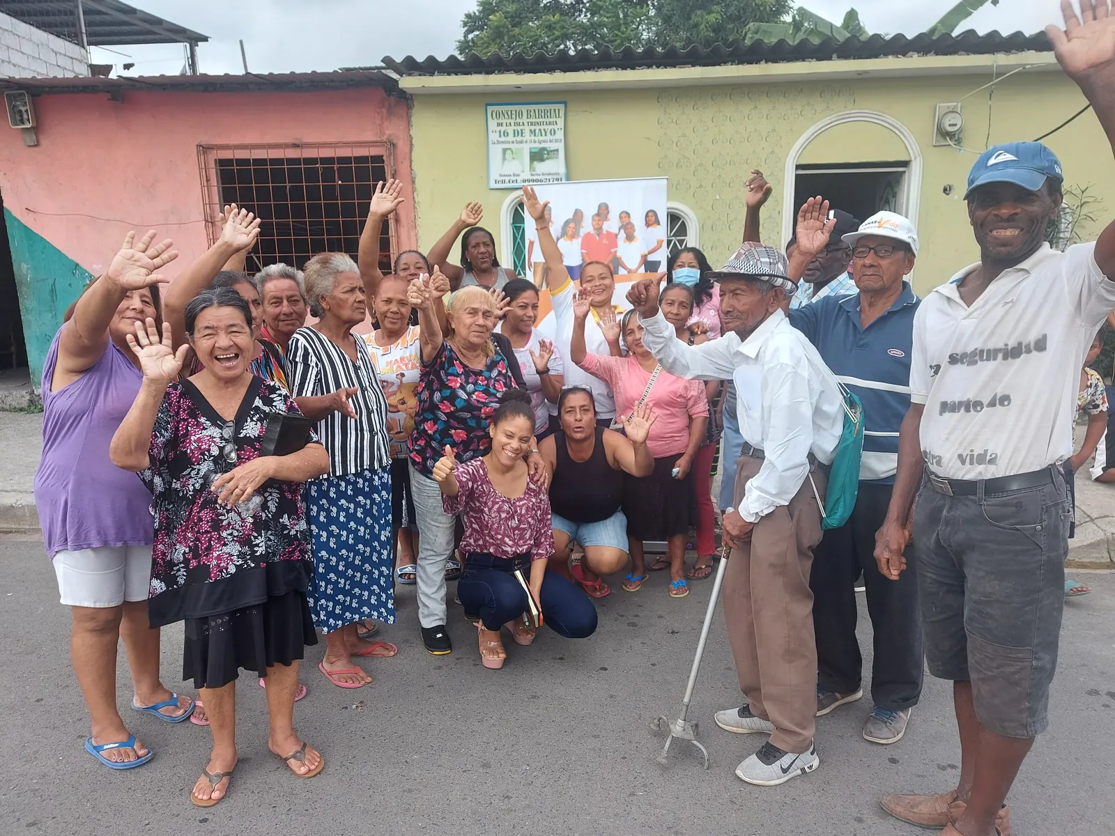 Vecinos y vecinas del barrio saludan a la cámara durante una jornada de Fluvida