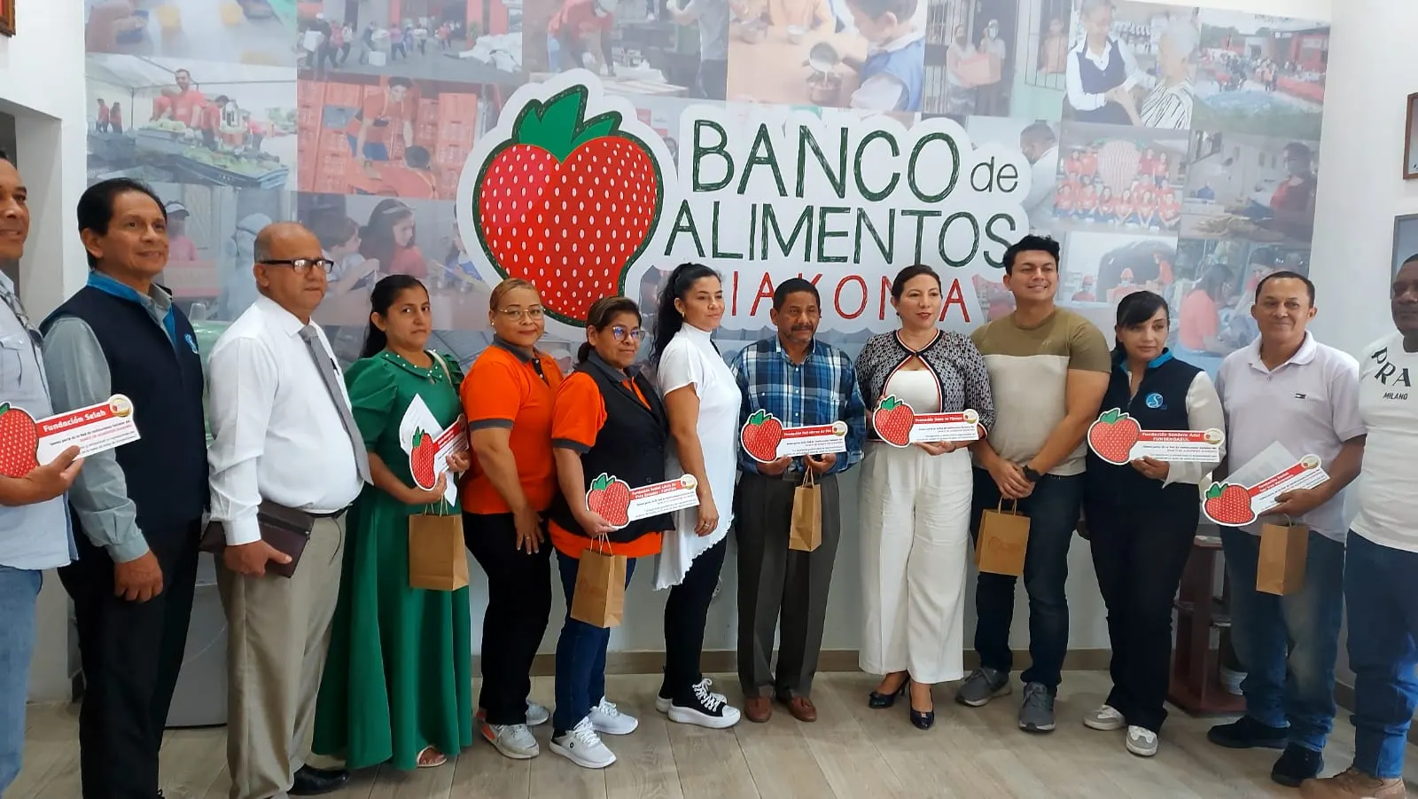Representantes de Fluvida y de otras instituciones en el Banco de Alimentos Diakonía, tras la firma del convenio